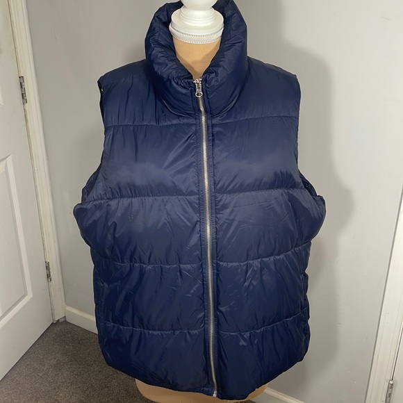 EUC Old Navy Frost-Free Puffer Vest in Navy Size XXL - Picture 2 of 9